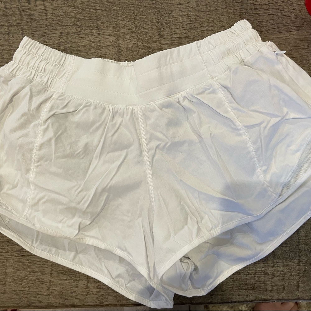 Lululemon Women’s Hotty Hot Low-Rise Lined Short 2.5” -Size 2 -White